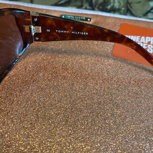 Vintage Tommy Hilfiger sunglasses - Picture 4 of 5